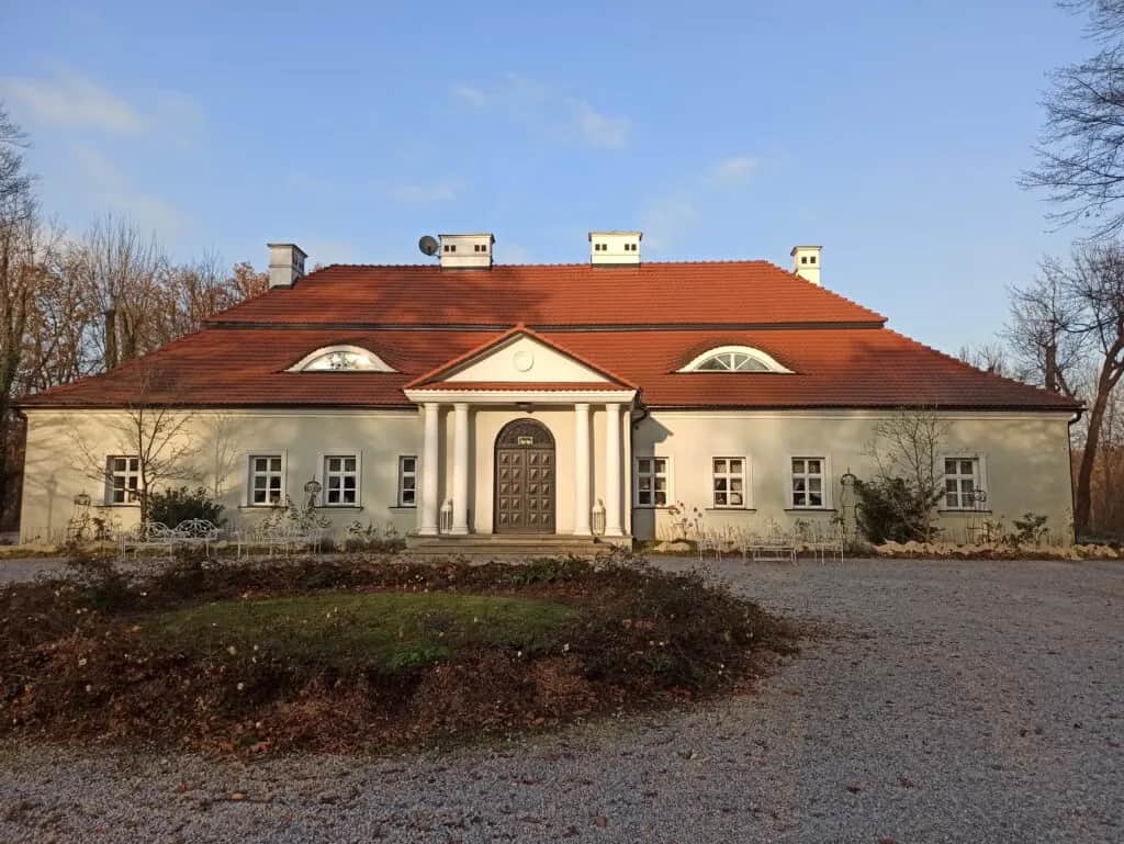 Dworek w Bistuszowej: Twoje wymarzone wesele? Poznaj jego historię!